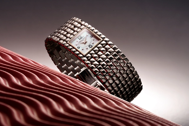 02_Frederique Constant-ORIGINAL_CLASSICS MANCHETTE.jpg Seitenansicht der original Frédérique Constant Manchette