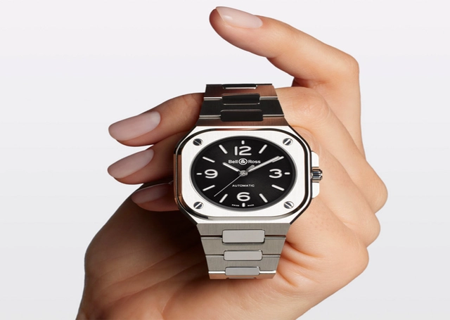 Bell & Ross Uhr BR-05 36MM mit schwarzem Zifferblatt in der Hand