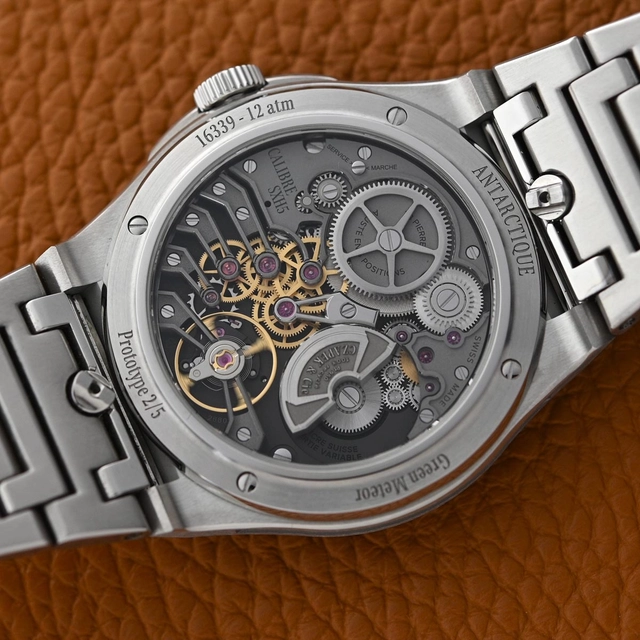 Czapek_Antarctique_Green_Meteor_Werk.jpg Das Manufaturkaliber der Czapek Antarctique Green Meteor mit seinen skelettierten Kloben