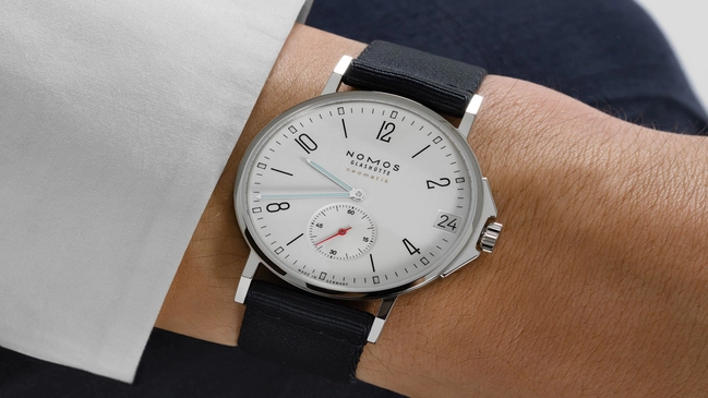 Nomos Ahoi neomatik 38 Datum Wristshot