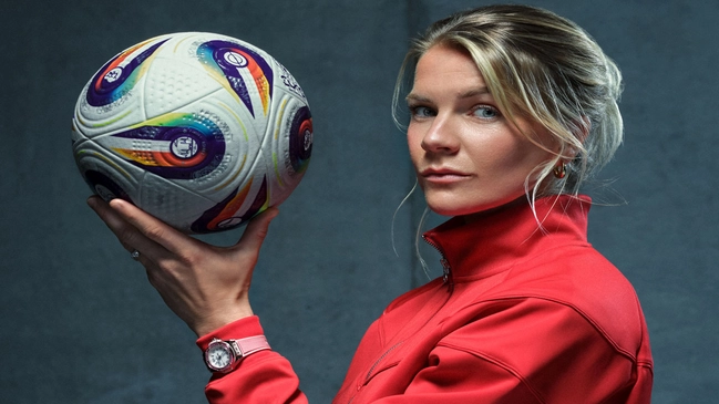 Norwegens Starfußballerin Ada Hegerberg mit der Hublot Big Bang One Click Joyful