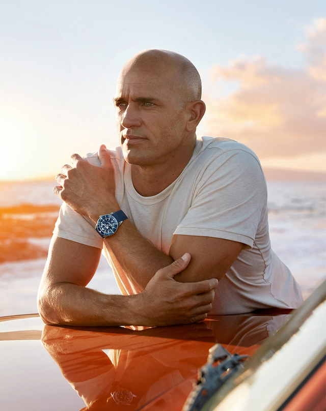 Surf-Legende Kelly Slater mit der neuen Superocean Heritage am Handgelenk, Taucheruhr mit blauem Zifferblatt