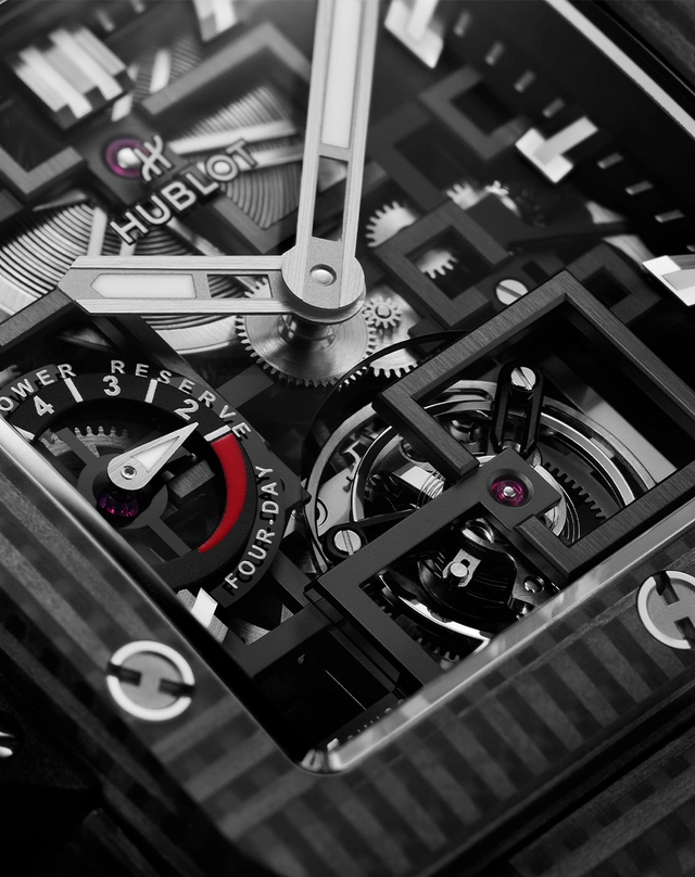 WatchTime-Hublot-SquareBangTourbillon4DayPowerReserve-Detail.jpg Hublot – Square Bang Tourbillon 4-Day Power Reserve, Carbonuhr mit skelettiertem Werk