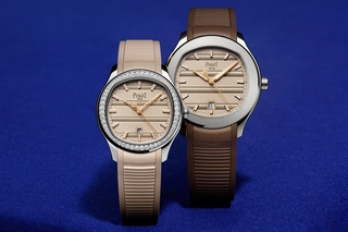 zwei Piaget Polo Uhren auf blauem Hintergrund