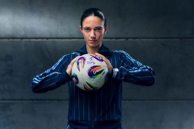 Die spanische Fußballweltmeisterin Aitana Bonmati mit der Hublot Big Bang One Click Joyful