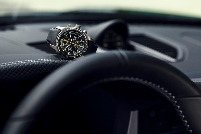 Porsche Design Chronograph 911 GT3 auf einem Amaturenbrett