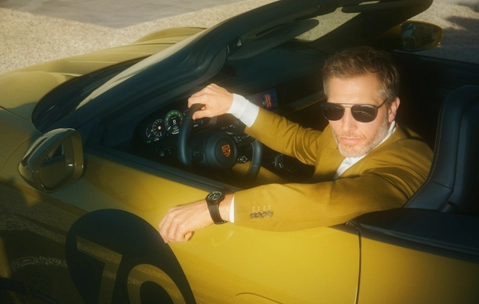 Mann trägt den Porsche Chronograph 911