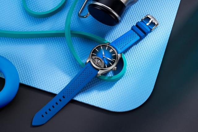 H. Moser & Cie. Pioneer Retrograde Seconds mit blauem Armband