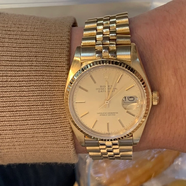 WatchTime Düsseldorf 2022: Besucher Wristshot Rolex Datejust in Gelbgold