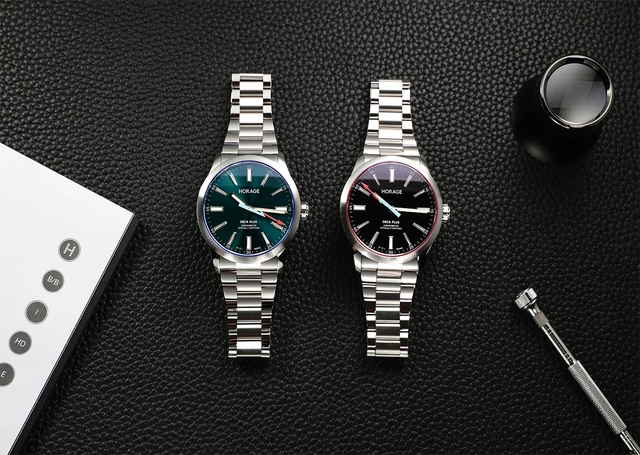 Horage DecaFlux, zwei Uhren aus Edelstahl liegend, grünes und schwarzes Zifferblatt