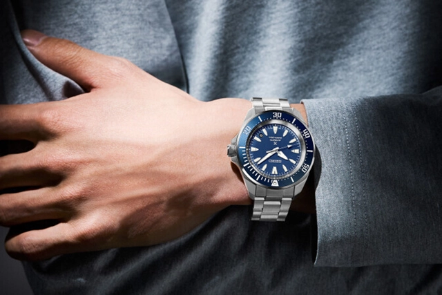 Seiko Automatic Divers Samurai SRPL51K1 mit blauem Zifferblatt am Arm