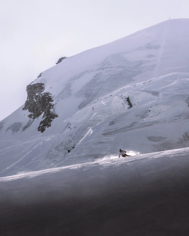 Auf_Skiing Saas-Fee (c) Saastal Tourismus AG-Amarcster Media (2).jpg