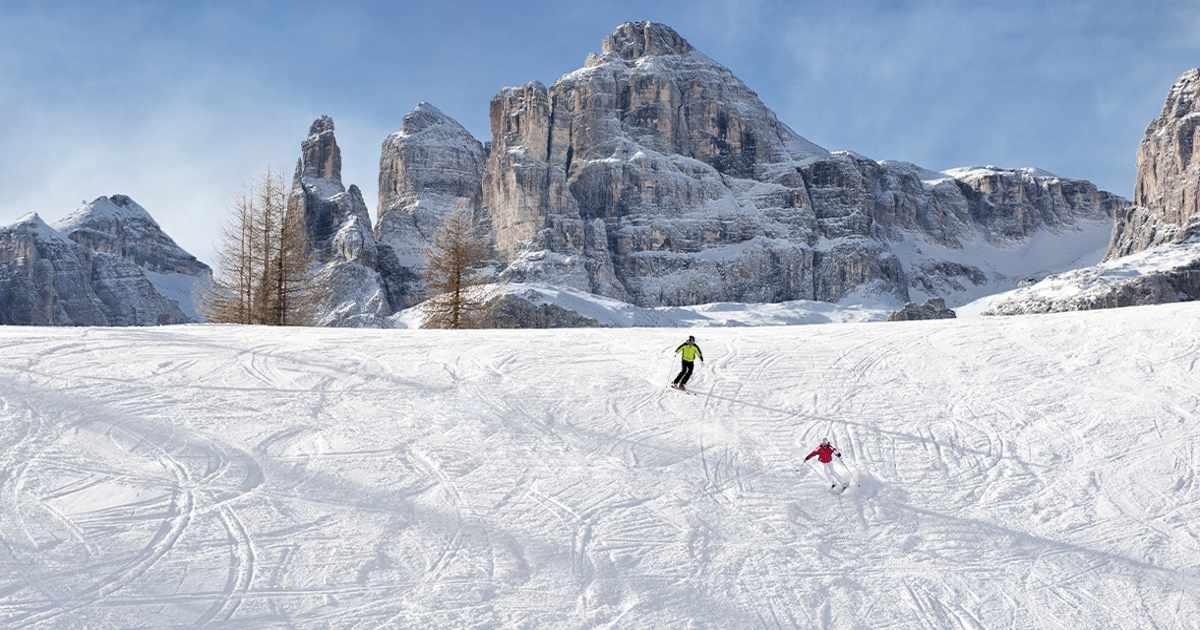 Zwei Skifahrer auf der Piste in Südtirol.