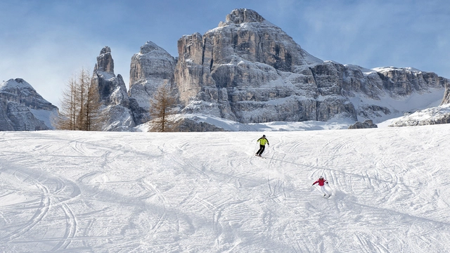 Zwei Skifahrer auf der Piste in Südtirol.