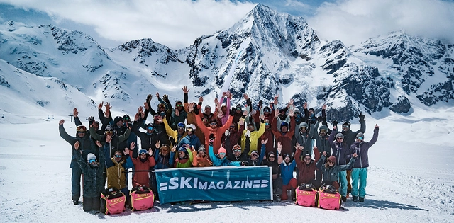 Gruppenbild vor Berg im Winter beim SKIMAGAZIN Supertest in Sulden