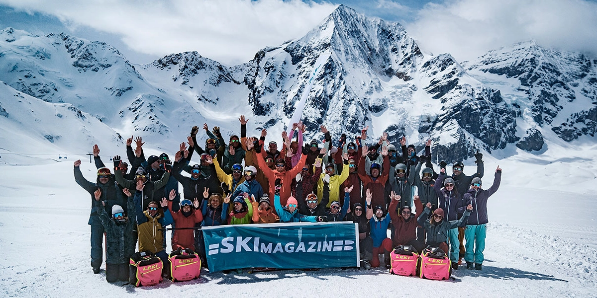 Gruppenbild vor Berg im Winter beim SKIMAGAZIN Supertest in Sulden