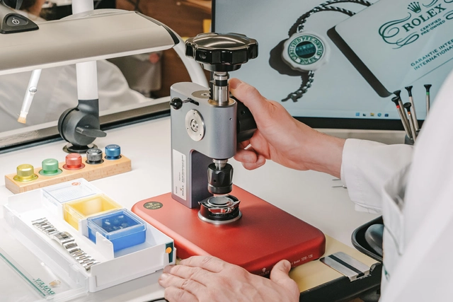 Rolex CPO: Öffnen des Gehäusebodens