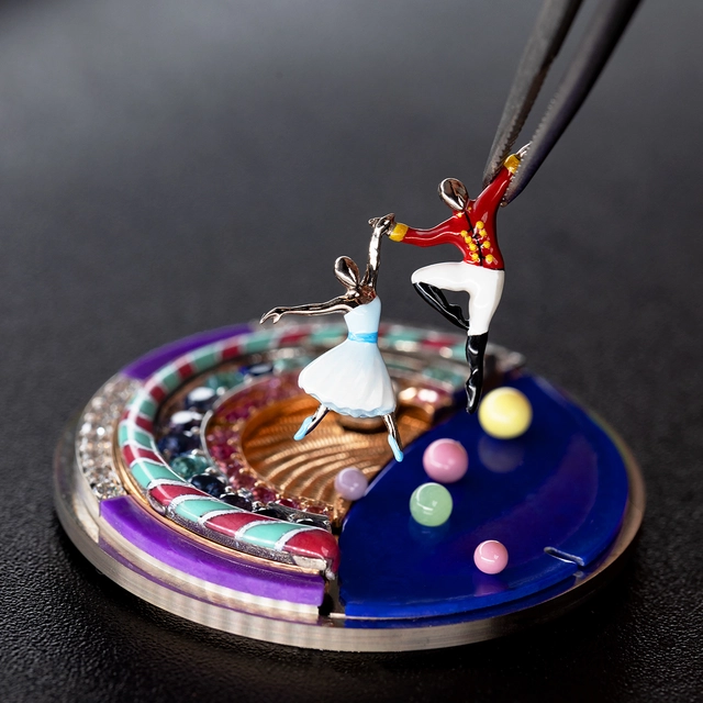 VanCleef-LadyArpels-Casse-Noisette-Craftmanship.jpg Van Cleef & Arpels Lady Arpels Casse-Noisette
