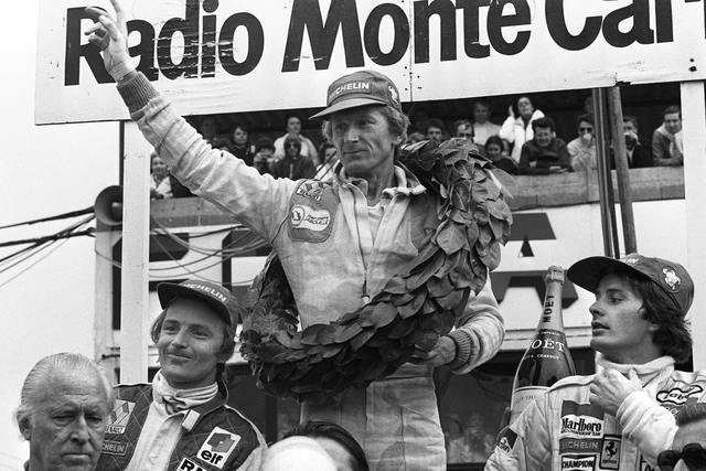 2 Jean-Pierre Jabouille celebrates his victory on the podium at the 1979 French Grand Prix. CREDIT DANIEL JANIN_AFP via Getty Images.jpg Jean-Pierre Jabouille feiert 1979 seinen Formel-1-Sieg in Dijon