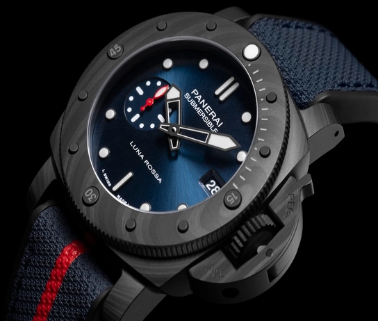 Die Panerai Submersible Luna Rossa Carbotech PAM01563 im Detail