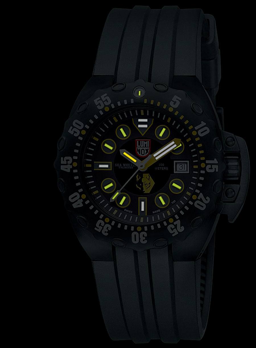 uhr-von-luminox-bei-nacht.jpg