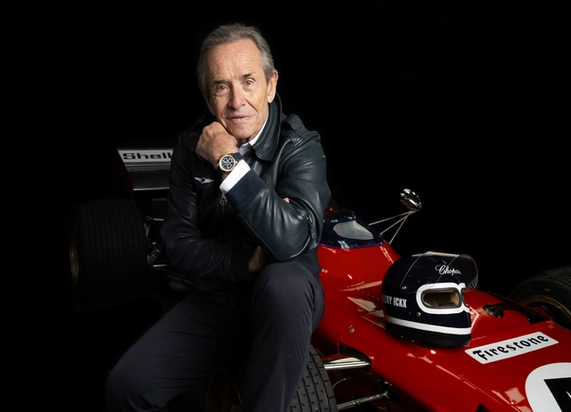 Jacky Ickx mit dem ihm gewidmeten Mille Miglia Classic Chronograph JX7 in ethischem Gelbgold