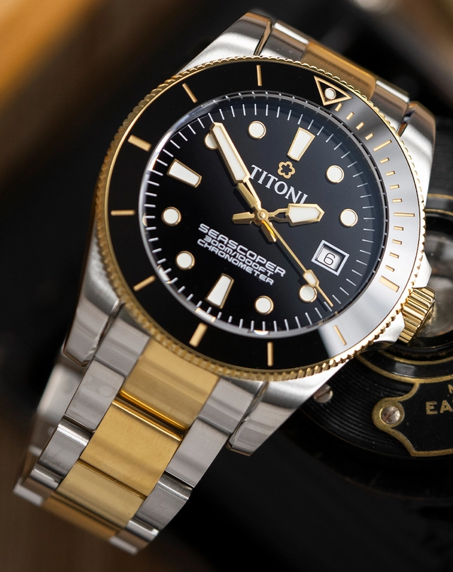 WatchTime-Titoni-HotSpot-Seascoper300-Schwarz-Bicolor-Hochkant.jpg Titoni – Seascoper 300