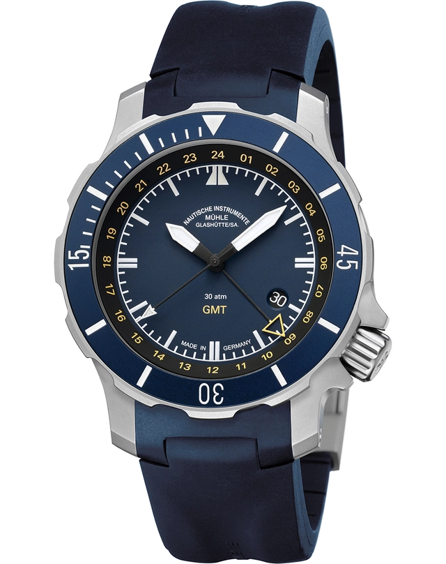 WatchTime-MühleGlashütte-SeebataillonGMT-Freisteller.jpg Mühle Glashütte – Seebataillon GMT, Sportuhr aus Titan