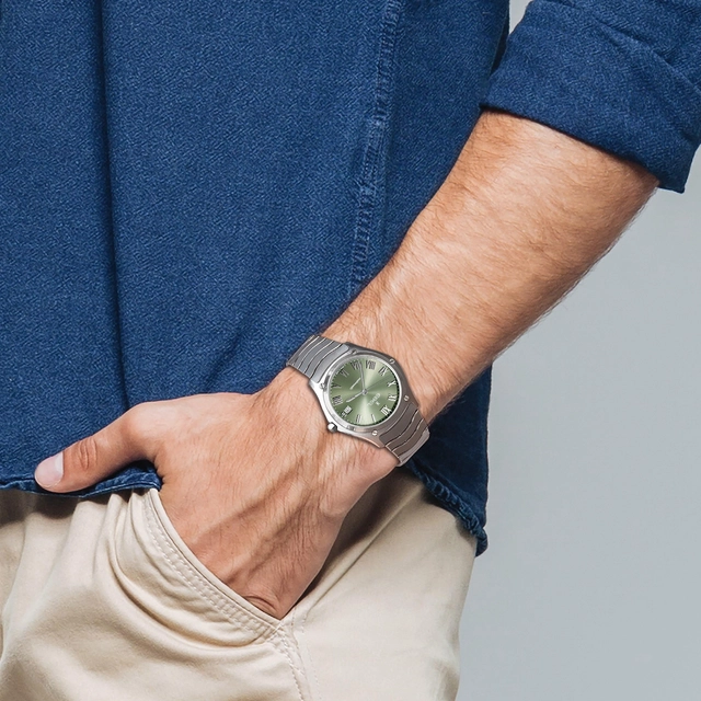 Arm mit Ebel Sport Classic 37 mm Automatic