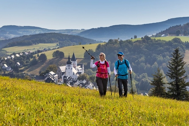 Zwei Wanderer auf einem Wanderweg im Grünen