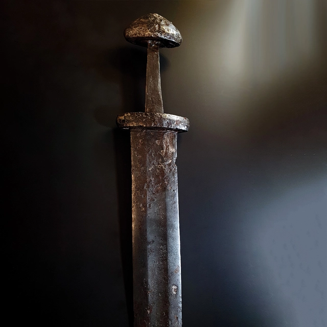 GoS – Fullerö Sword, Altes Wikingerschwert vor schwarzem Hintergrund