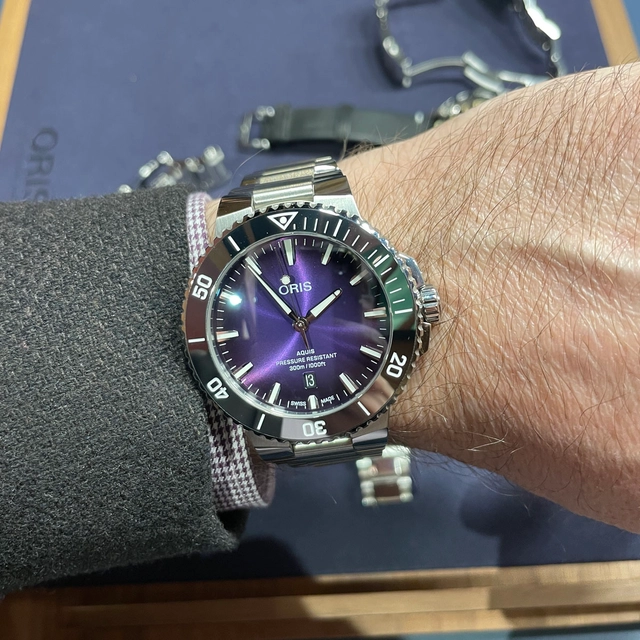 Oris-Aquis-Date-Taste-of-Summer-Wristshot-WatchTime.jpg Oris Aquis Date Taste of Summer lila Wristshot