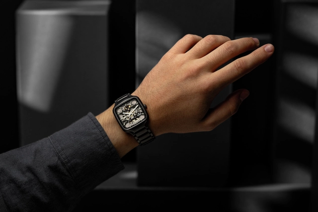Rado True Square Skeleton am Handgelenk