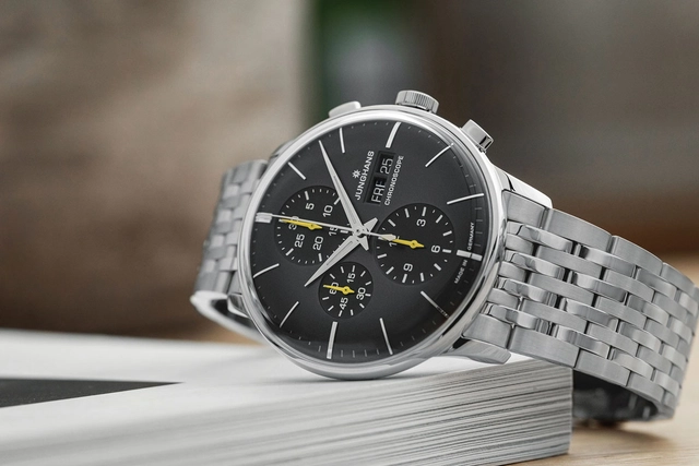 Junghans Meister Chronoscope mit Gelb und Stahlband liegend