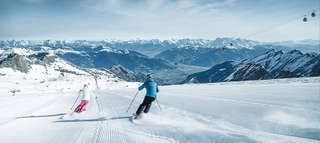 Zwei Skifahrer auf der Piste am Kitzsteinhorn.