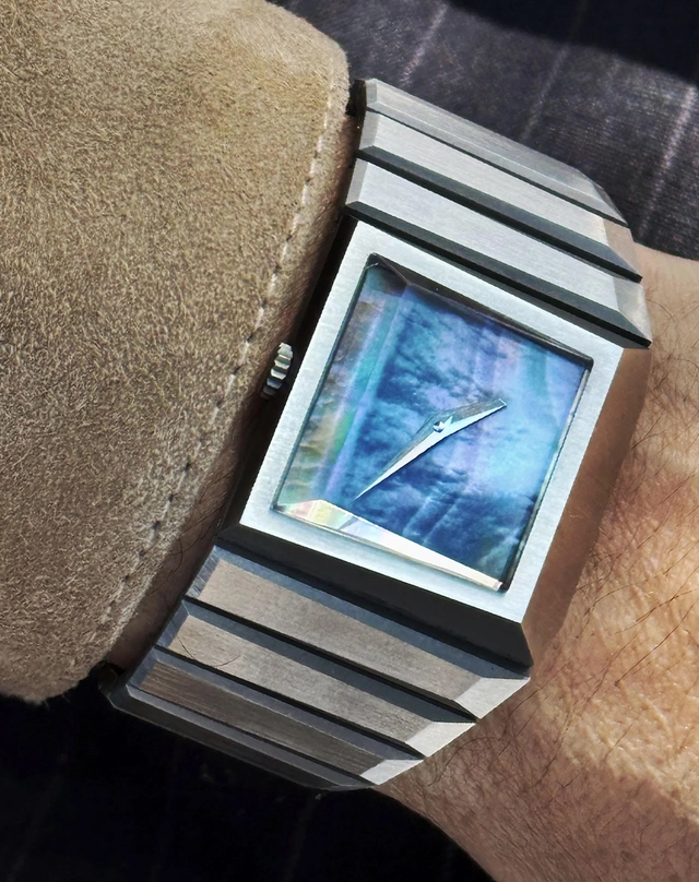 WatchTime-Toledano&Chan-b1.2-Wrist.jpg Toledano & Chan – b/1.2, Edelstahluhr mit Perlmutt-Zifferblatt und Automatikwerk am Handgelenk