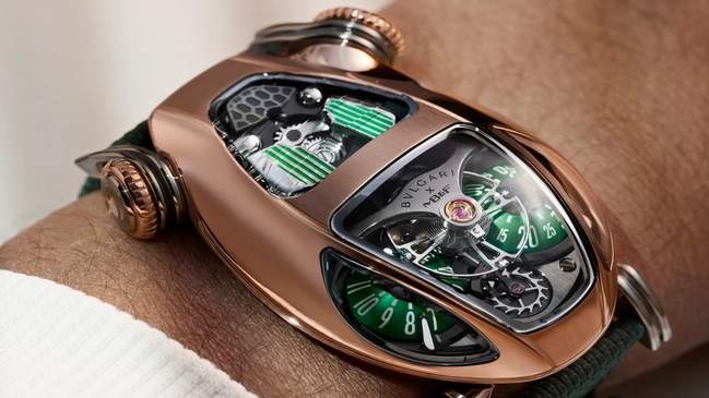 Die Bulgari x MB&F Serpenti am Handgelenk