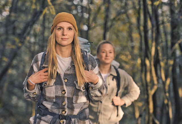 2.png Zwei Wanderinnen hintereinander auf einem Pfad durch den Wald
