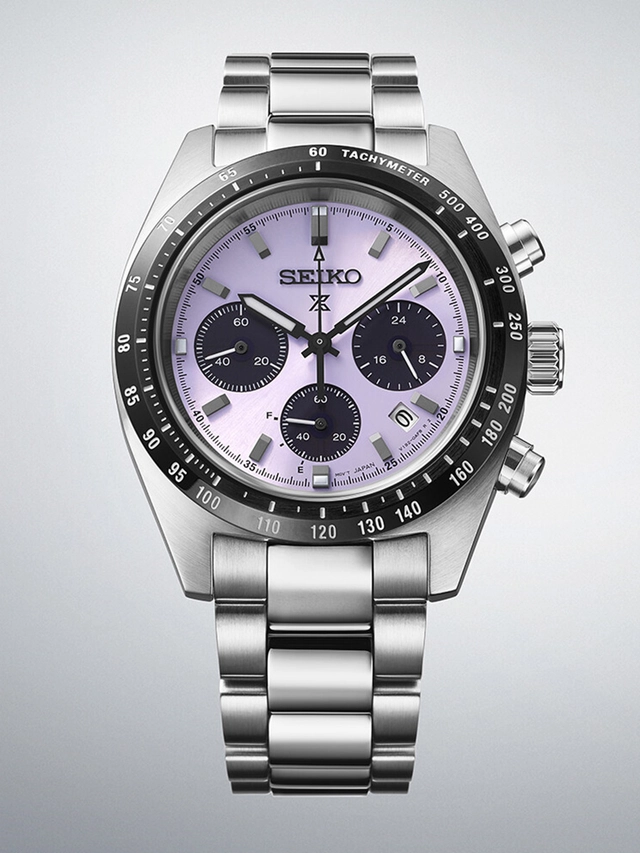 Seiko_Speedtimer_Solar_Chronograph_WAC_Tokyo_2025_Limited_Edition_Soldat Seiko Speedtimer Solar Chronograph WAC Tokyo 2025 Limited Edition, Edelstahluhr vor grauem Hintergrund