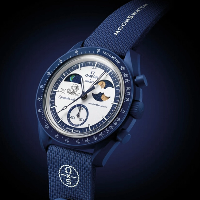 MoonSwatch Referenz SO33N701L, blaue Chronograph-Uhr mit weißem Zifferblatt