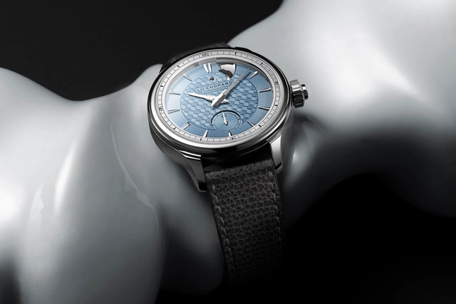 Vordeansicht mit Zifferblatt und Armband der Chopard L.U.C Strike One