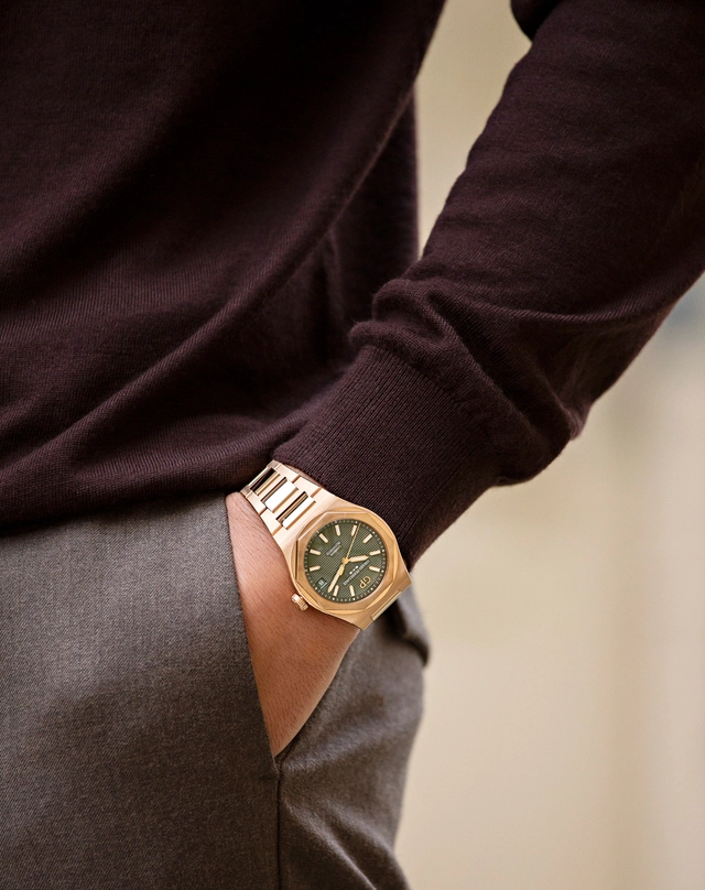 WatchTime_GirardPerregaux_Laureato_42mm_GoldSageGreen_Lifestyle