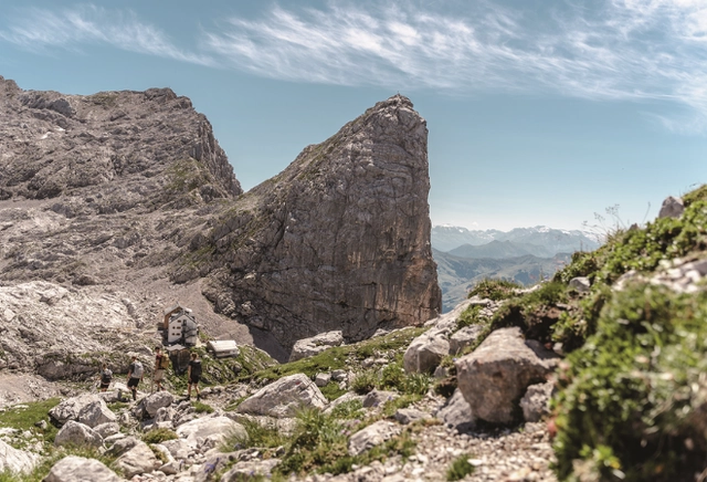 Ausblick auf eine Hütte in mitten von imposanten Bergen