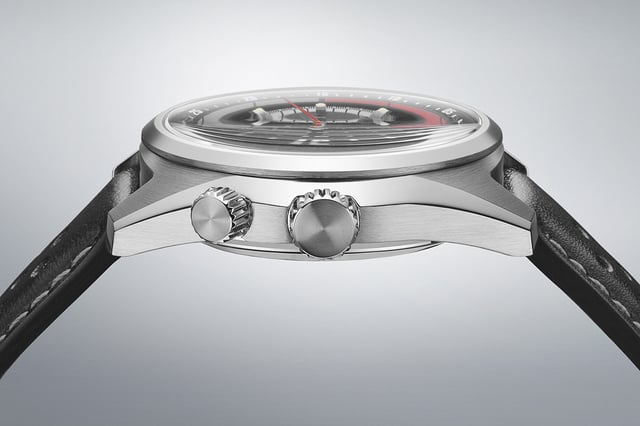 Seiko_Speedtimer_Automatic_DATSUN_Limited_Edition_SPB517 seen from side