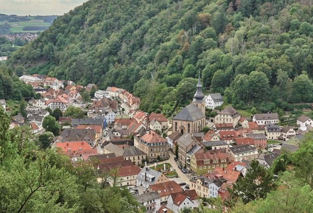 Ansicht eines malerischen Ortes in einem kleinen grünen Tal