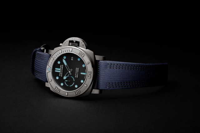 Panerai Submersible Mike Horn Edition PAM00985 liegend