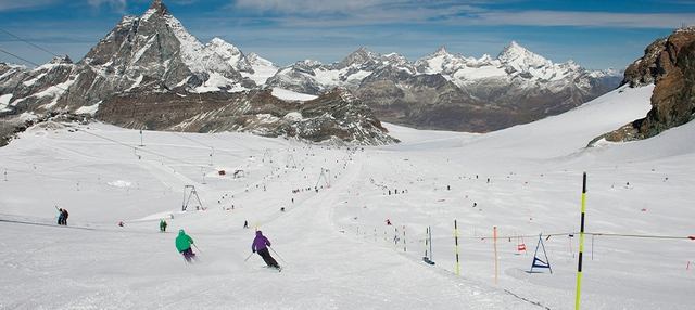 Skifahrer auf Skipiste in Zermatt.