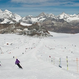 Skifahrer auf Skipiste in Zermatt.