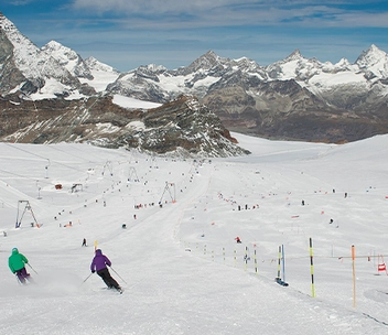Skifahrer auf Skipiste in Zermatt.