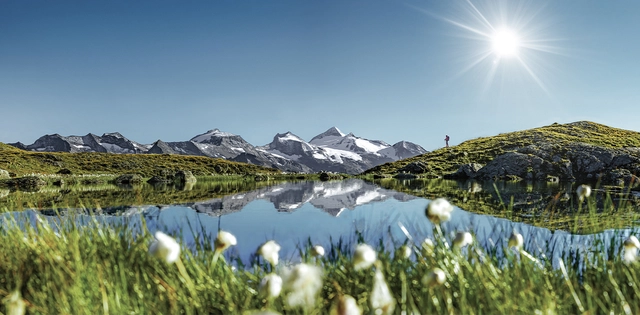 Ein See vor Bergkulisse bei Sonnenschein im Zillertal.